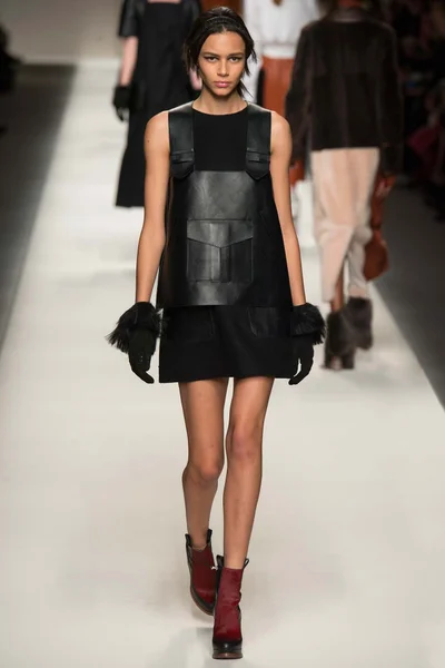 Look 16